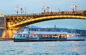 Esti városnéző hajó Budapest a Dunán