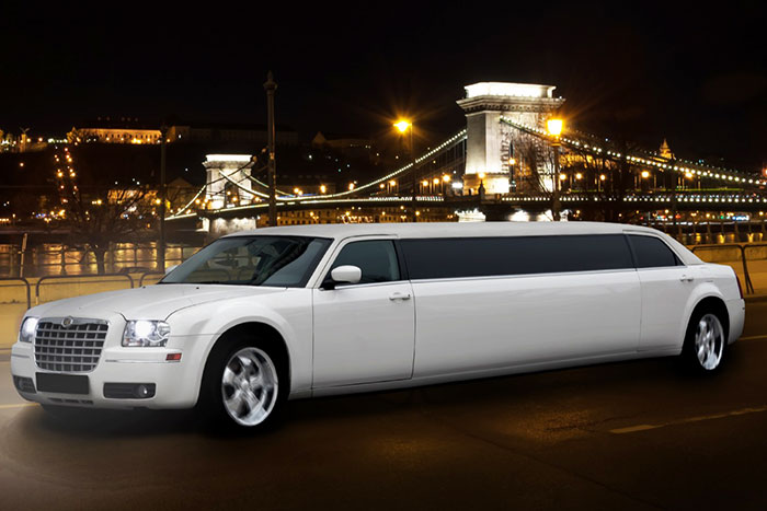 Party limuzin bérlés Budapest - Chrysler fehér limuzin